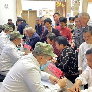 医疗专家进村义诊 关爱村民健康生活