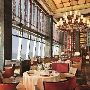 万豪国际集团大中华区6家奢华餐厅荣登《2025香港澳门米其林指南》，共揽9星殊荣