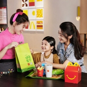 麦当劳中国绿色餐厅数量突破2500家，统一上新标识