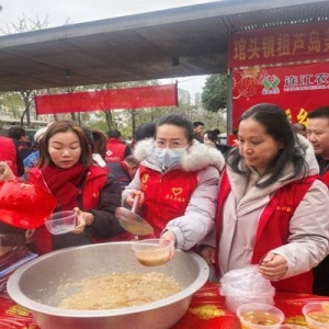 传承敬老美德 党支部社区活动送温暖