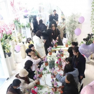 女性客户创意插花活动：花艺点亮健康生活