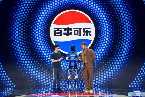 彭志辉、“百事蓝宝”与大卫·贝克汉姆相互碰杯