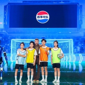 百事可乐发布首个人形机器人百事蓝宝，携手贝克汉姆点燃未来渴望