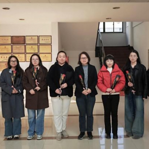 企业关爱女性员工送花活动传递节日温暖