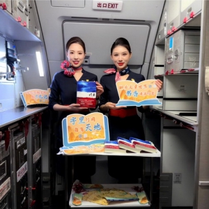 东航南京开展世界读书日主题航班活动 推进书香社会建设