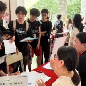 国寿助力 勇往“职”前 ——中国人寿寿险闽侯支公司参与江夏学院招聘会