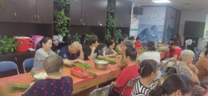 保险公司举办端午包粽子客户服务活动增进客户关系