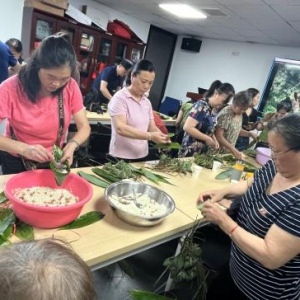 保险公司举办端午包粽子活动增进客户关系
