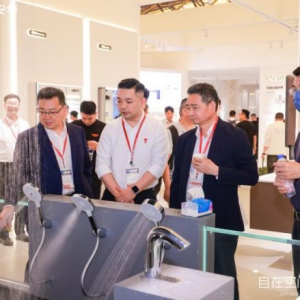 探索自在空间与科技共生：安华卫浴KBC展会全场景智能卫浴方案