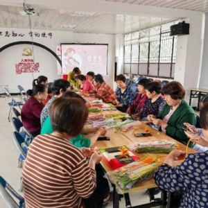 浓情五月天，感恩母亲节 —— 中国人寿寿险连江支公司走进社区开展母亲节主题活动