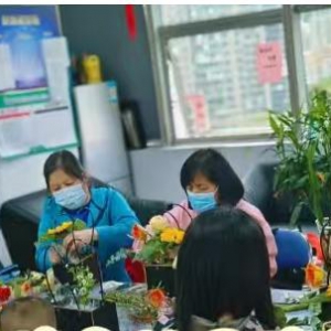 中国人寿寿险福州市收展第一营销服务部开展“花香凝情谊，服务暖人心” 客户服务活动