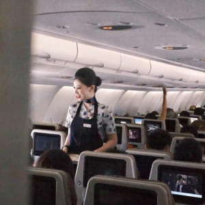 00后乘务员坚守蓝天之旅 职业成长与责任并重